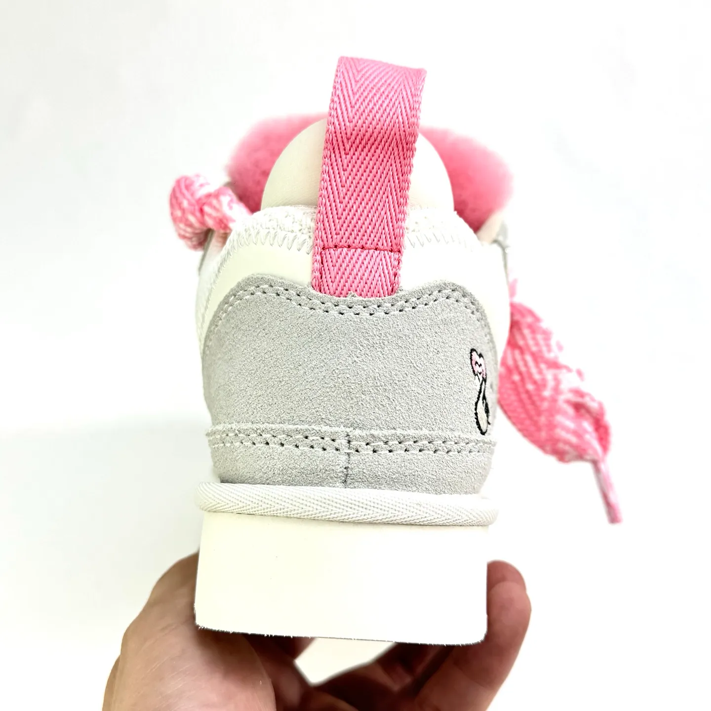 Local 💰600 supports stocking. Platform operation #UGG｜Low top 4032 Mel casual shoes, upper design, recycled ballistic canvas mesh, high-quality suede upper, two-color flat shoelaces. The inner material of the shoe is made of Longfeng sheep fur. The fur lining keeps warm and locks in temperature. The sole material is comfortable Treadlite by #UGG #EVA. Light wing outsole. Size: 35 36 37 38 39 40